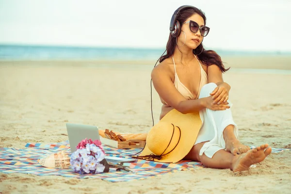 Size Young Woman Sitting Tropical Sand Beach Summer Holiday Travel — Stock Photo, Image