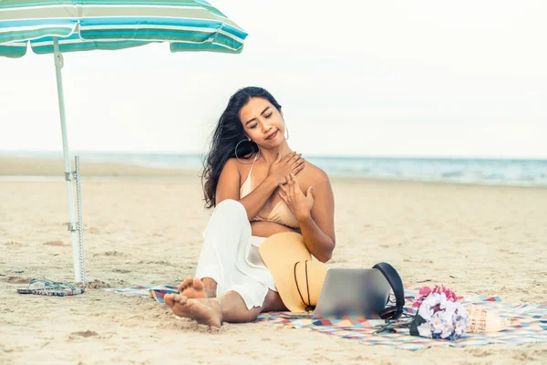 Mujer Joven Tamaño Grande Sentada Playa Arena Tropical Verano Vacaciones —  Fotos de Stock