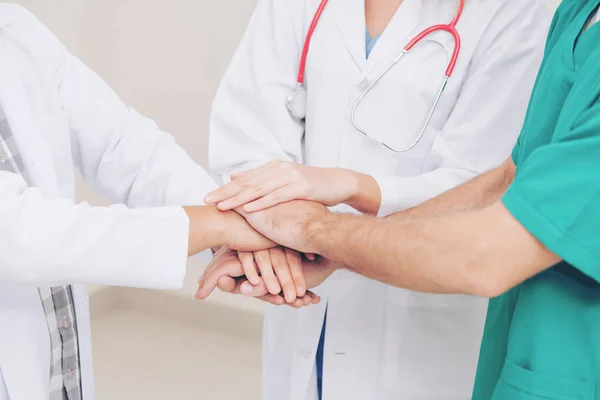 Servizio Medico Lavoro Squadra Dottore Chirurgo Infermiere Uniscono Mani — Foto Stock