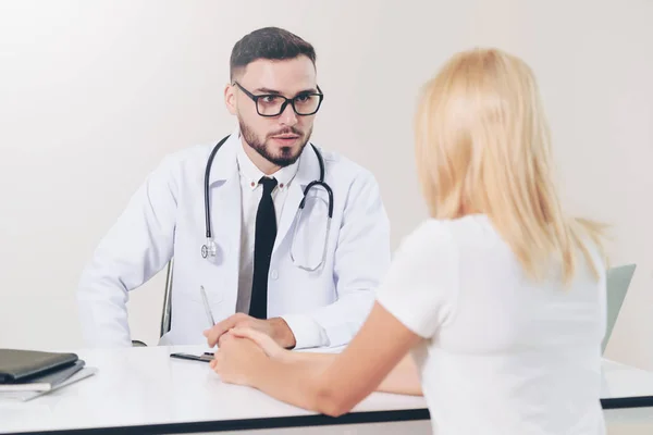 Medico Sta Parlando Con Una Paziente Donna Nello Studio Dell — Foto Stock