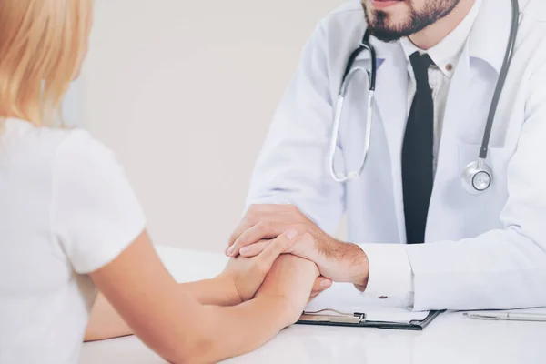 Homme Médecin Apaise Une Patiente Dans Bureau Hôpital Tout Tenant — Photo