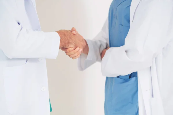 Lekarz Uścisnąć Dłoń Chirurgiczne Lekarz Białym Tle — Zdjęcie stockowe