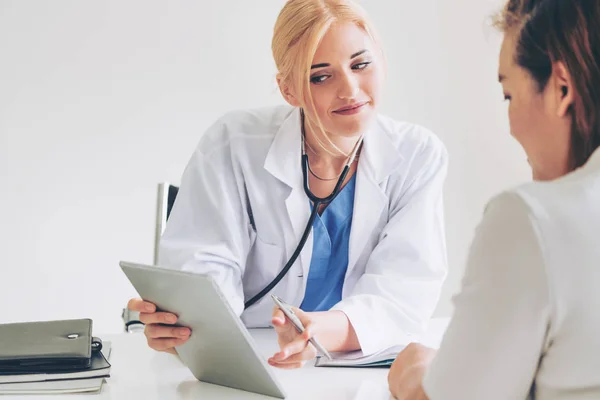 Donna Medico Sta Parlando Esaminando Paziente Femminile Ufficio Ospedaliero Assistenza — Foto Stock