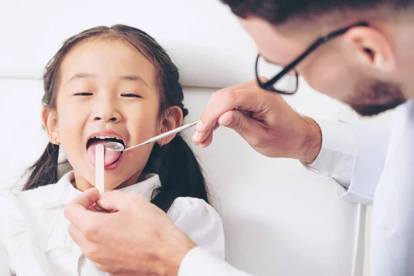 Jeune Dentiste Amical Examinant Des Dents Enfant Heureuses Dans Une — Photo