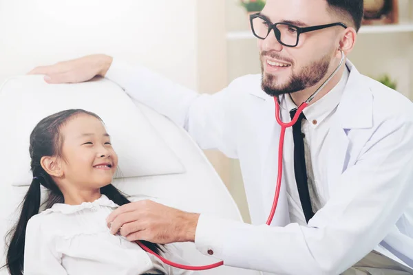 Joven Doctor Examinando Niño Oficina Del Hospital Niño Feliz Tiene — Foto de Stock