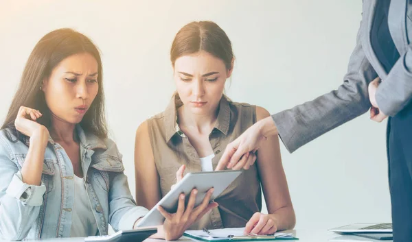 Donne Imprenditrici Multiculturali Discutono Nel Corso Della Riunione Gruppo Ufficio — Foto Stock