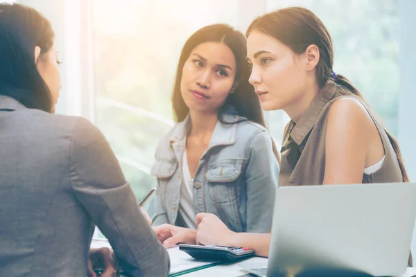 Grupo Trabalho Multicultural Mulheres Negócios Discutir Reunião Grupo Escritório Cooperação — Fotografia de Stock