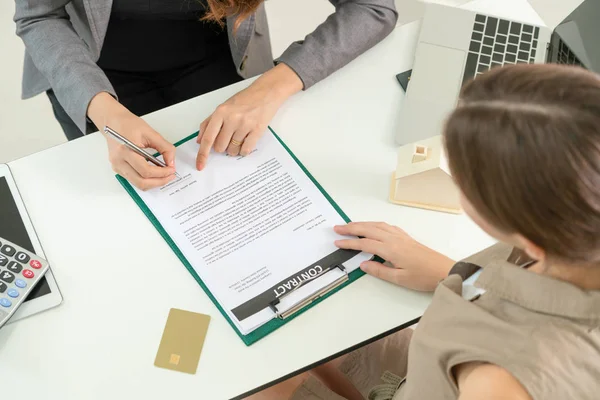 Zakenvrouw Tekent Overeenkomst Contract Met Een Andere Zakenvrouw Kantoor Close — Stockfoto