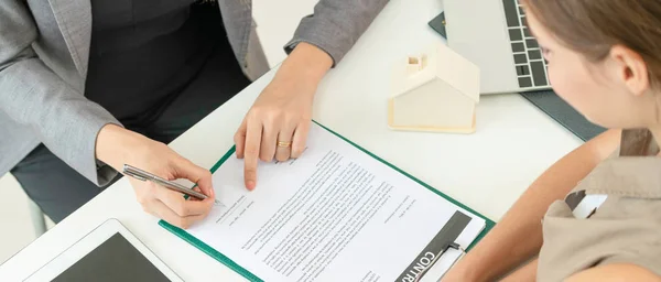 Klient Signiert Dokument Über Immobilienaktivitäten Neben Anwalt Oder Immobilienmakler Schreibtisch — Stockfoto