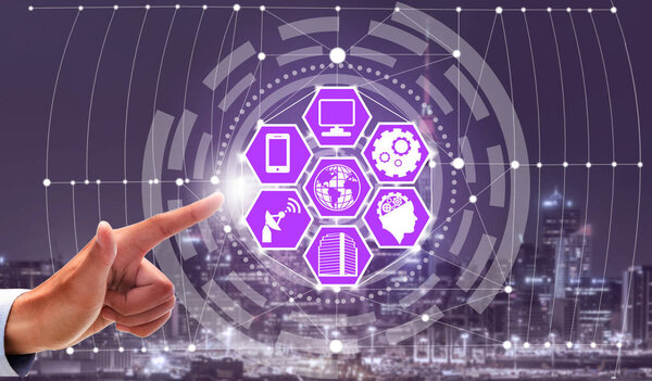 Беспроводная коммуникационная сеть Smart City с графическим отображением концепции интернета вещей (IOT) и информационно-коммуникационных технологий (ICT) на фоне современных городских зданий на заднем плане
.