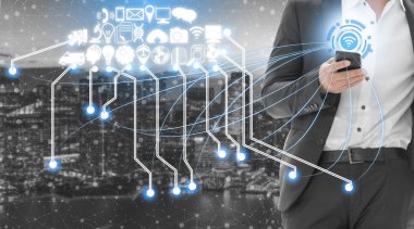 Akıllı şehir kablosuz iletişim ağı Internet şeyler (çok) ve bilgi iletişim teknolojisi (ICT) modern şehir binaları içinde belgili tanımlık geçmiş karşı grafik gösteren kavramı ile.