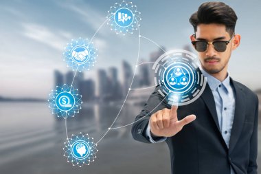 Modern iş binaları ve cityscape içinde belgili tanımlık geçmiş ile gelecek grafik arabirimi uygulama kullanarak iş adamı. Dijital yenilik ve teknoloji bozulma kavramı.