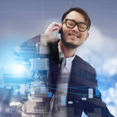 Cep telefonunuzun ve modern iş binası ve cityscape arka planda olan işadamı çift pozlama görüntü. Dijital yenilik ve teknoloji bozulma kavramı.