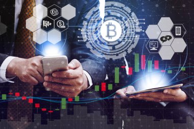 Bitcoin ve kavram - modern grafik arayüzü başka bir tüccar ile ticaret Bitcoin Btc cep telefonu uygulaması kullanarak işadamı yatırım cryptocurrency. Blockchain ve finans teknolojileri.