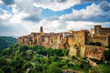 Panoramik manzaralı tarihi tepe köy Pitigliano, Grosseto, Toskana, İtalya.