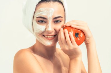 Bir yüz maskesi tedavi ile domates krem ayıklayabilirsiniz doğa tedavisinin yararı gösterilen sahip güzel bir kadın. Anti-aging kozmetik, yüz cilt bakımı ve lüks yaşam tarzı kavramı.