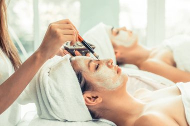 Güzeller güzeli kadın, sağlık merkezindeki profesyonel dermatologdan yüz temizleme tedavisi görüyor. Yaşlanma önleyici, yüz bakımı ve lüks yaşam tarzı konsepti.