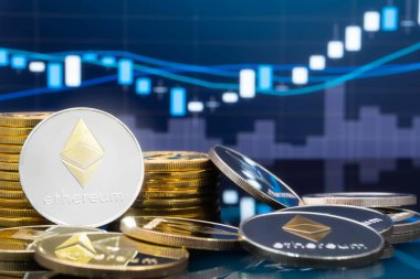 Ethereum (Eth) ve cryptocurrency yatırım kavramı - fiziksel metal ethereum genel ticaret Döviz piyasa fiyatı grafik içinde belgili tanımlık geçmiş ile madeni paralar.