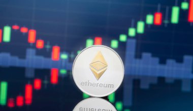 Ethereum (Eth) ve cryptocurrency yatırım kavramı - fiziksel metal ethereum genel ticaret Döviz piyasa fiyatı grafik içinde belgili tanımlık geçmiş ile madeni paralar.