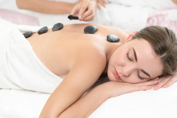 Kvinna Får Het Sten Massage Behandling Professionell Kosmetolog Terapeut Spa — Stockfoto