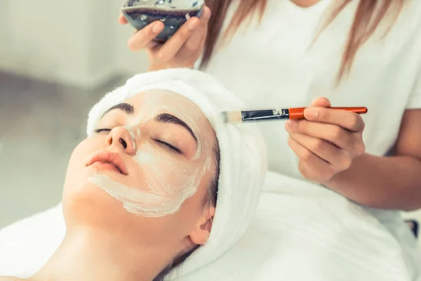 Krásná Žena Kosmetické Ošetření Obličeje Profesionálního Dermatologa Wellness Lázních Aging — Stock fotografie