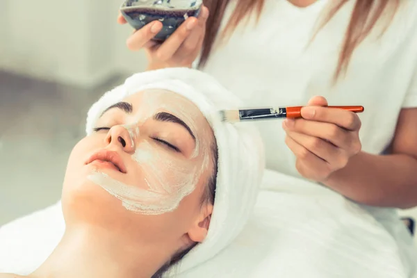 Bella Donna Che Trattamento Scrub Cosmetico Viso Dermatologo Professionista Presso — Foto Stock