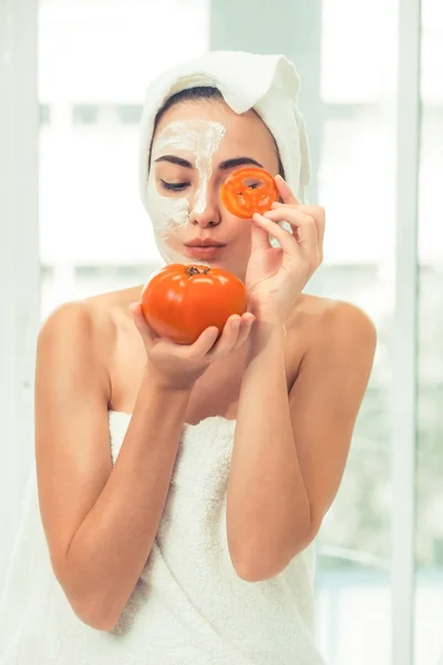 Mooie Vrouw Met Een Gezichtsmasker Behandeling Met Tomaat Crème Extract — Stockfoto