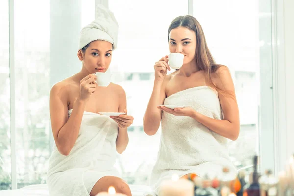 Dos Mujeres Que Beben Bebidas Hierbas Mientras Conversan Spa Lujo — Foto de Stock