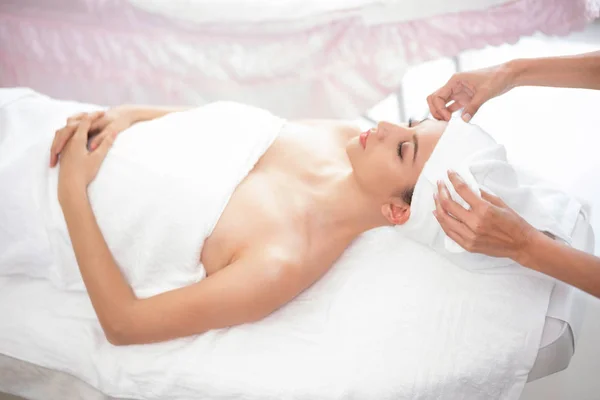 Mujer Joven Relajada Tumbada Una Cama Spa Preparada Para Tratamiento — Foto de Stock