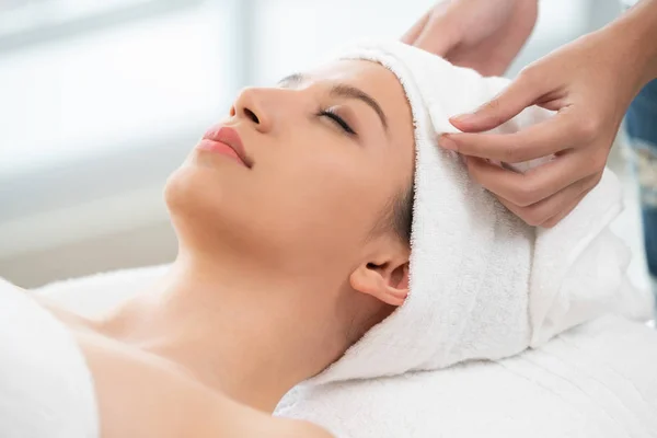 Jovem Relaxada Deitada Uma Cama Spa Preparada Para Tratamento Facial — Fotografia de Stock