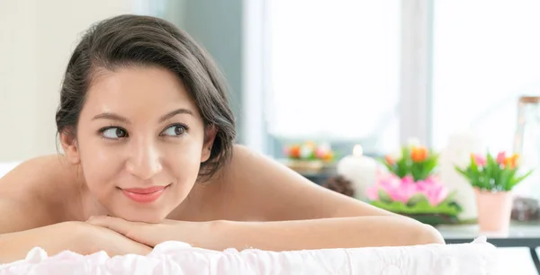 Jovem Relaxada Deitada Cama Spa Preparada Para Tratamento Massagens Resort — Fotografia de Stock