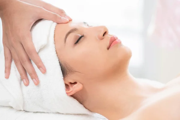 Mujer Relajada Tumbada Cama Spa Para Tratamiento Spa Masaje Facial — Foto de Stock