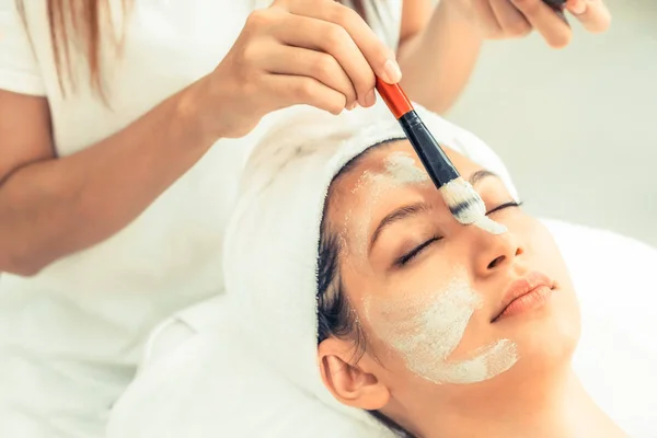 Mulher Bonita Ter Tratamento Esfoliação Cosmética Facial Dermatologista Profissional Spa — Fotografia de Stock