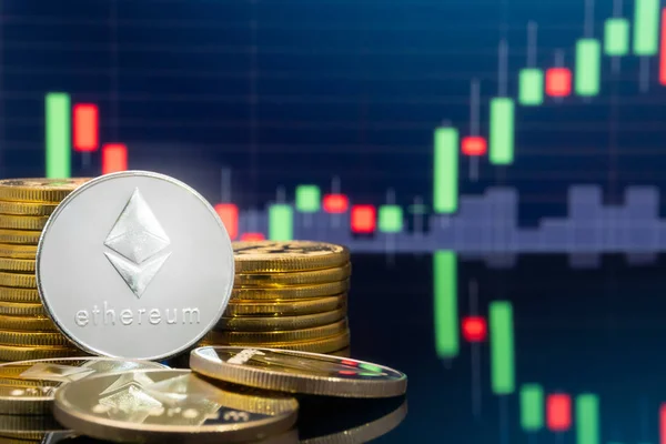 Ethereum (Eth) ve cryptocurrency yatırım kavramı - fiziksel metal ethereum genel ticaret Döviz piyasa fiyatı grafik içinde belgili tanımlık geçmiş ile madeni paralar.