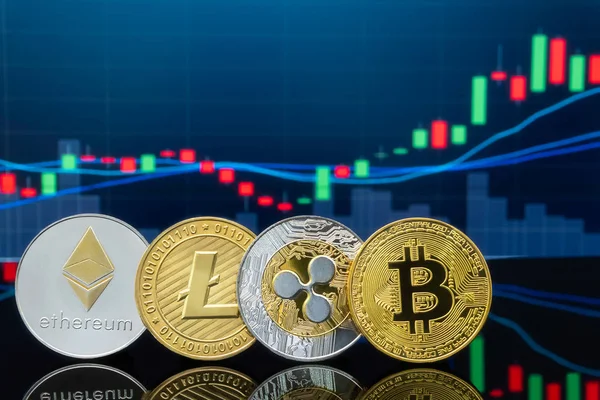 Concepto Inversión Bitcoin Criptomoneda Monedas Bitcoin Metálicas Físicas Con Gráfico — Foto de Stock