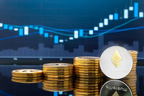 Ethereum Eth Cryptocurrency Befektetési Koncepció Fizikai Fém Ethereum Érmék Globális — Stock Fotó