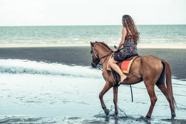 Žena Modelka Jízdu Koni Pláži Létě Luxusní Cestování Dovolená — Stock fotografie