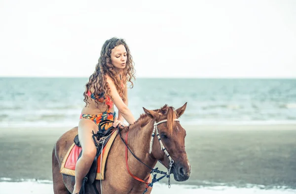 Женщина Модель Катается Лошади Пляжу Летом Отдых Класса Люкс — стоковое фото