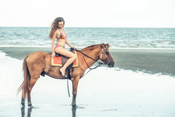Donna Modella Moda Cavallo Sulla Spiaggia Estate Vacanza Lusso — Foto Stock