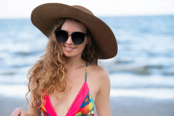 Felice Giovane Donna Che Indossa Costume Bagno Divertirsi Sulla Spiaggia — Foto Stock