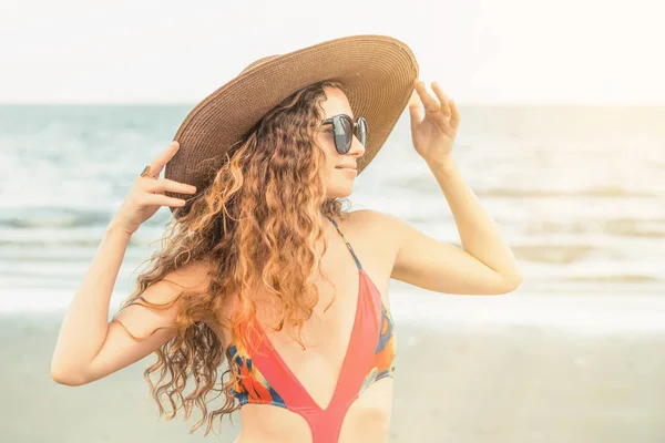 Femeie Tânără Fericită Care Poartă Costum Baie Distrează Plaja Tropicală — Fotografie, imagine de stoc