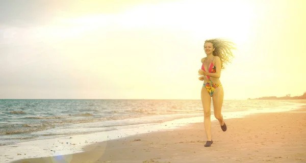 Attraente Donna Corridore Corre Sulla Spiaggia Sabbia Tropicale Estate Stile — Foto Stock