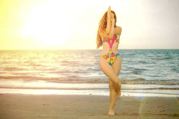 Giovane Donna Che Pratica Yoga Posa Sulla Spiaggia Estate Stile — Foto Stock