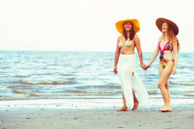 Bikinili mutlu kadın birlikte yaz tatil tropikal kum plaj güneşlenme gitmek. Seyahat yaşam tarzı.