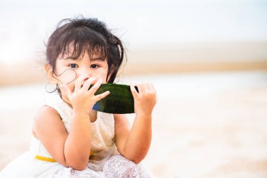 Çok güzel çocuk karpuz tropikal kum plaj yaz aylarında yemek..