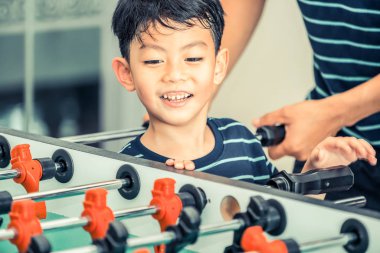 Mutlu çocuk Aile, babam ve annem Foosball Tablo futbol oynamak.