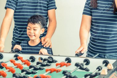 Mutlu çocuk Aile, babam ve annem Foosball Tablo futbol oynamak.