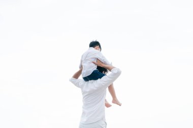 Mutlu baba oğlu yaz aylarında boyun tropikal bir kum Plajı üzerinde taşıyan.