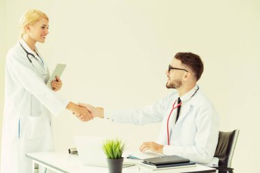 El sıkışma başarı ve profesyonel sağlık personeli ekip çalışması gösteren başka bir doktora veren hastanede doktor.