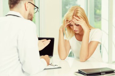 Erkek doktor hastane Office ciddi bayan hasta konuşuyor. Sağlık ve tıbbi hizmet.